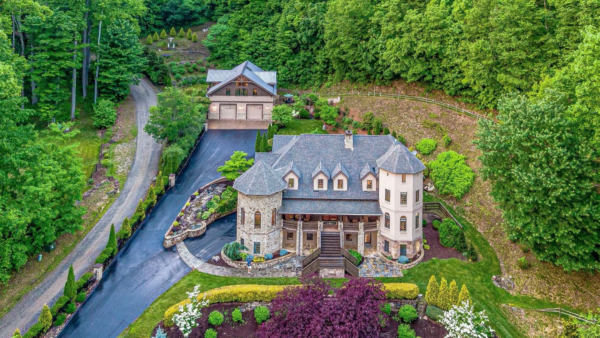 Mountainside Estate In North Carolina With Stunning Views