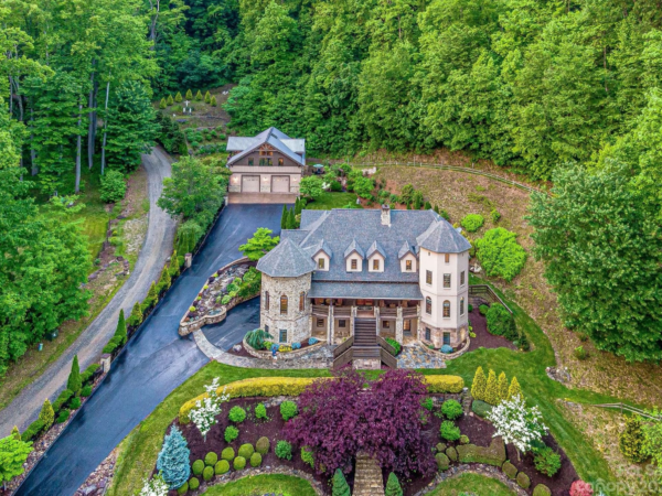 Mountainside Estate In North Carolina With Stunning Views