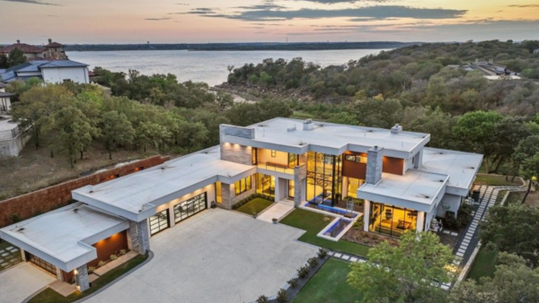 Contemporary Lakefront Home In Flower Mound, Texas
