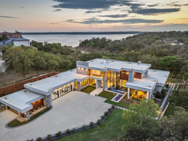 Contemporary Lakefront Home In Flower Mound, Texas
