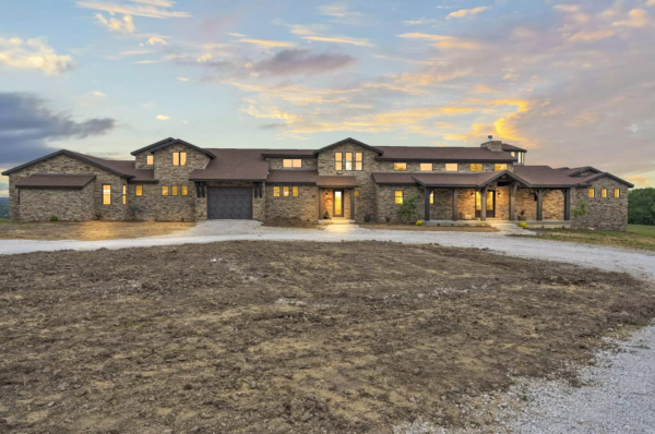Missouri Home For Sale On 5 Acres With An Indoor Pool