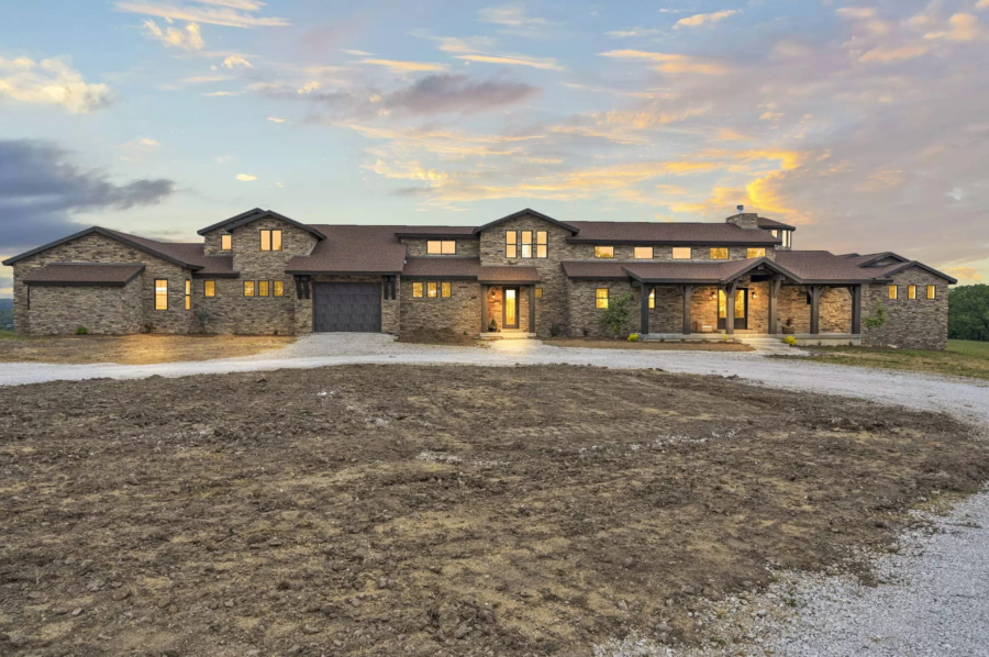 Missouri Home For Sale On 5 Acres With An Indoor Pool