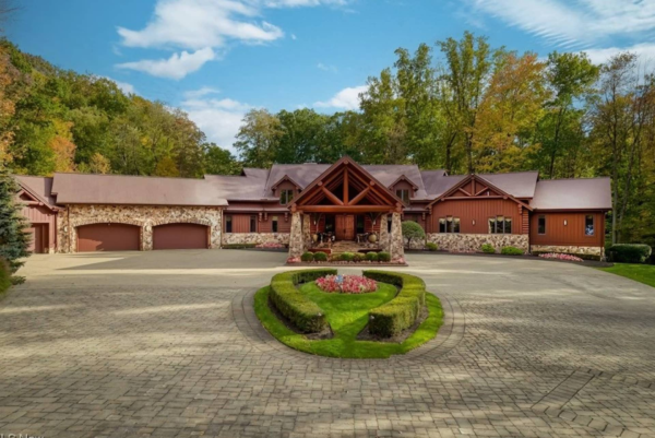 This Ohio Home Sits on 17 Acres and Has Its Own TV Studio