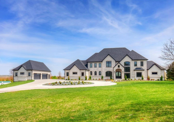 25-Acre Iowa Estate Comes With Its Own Private Golf Course