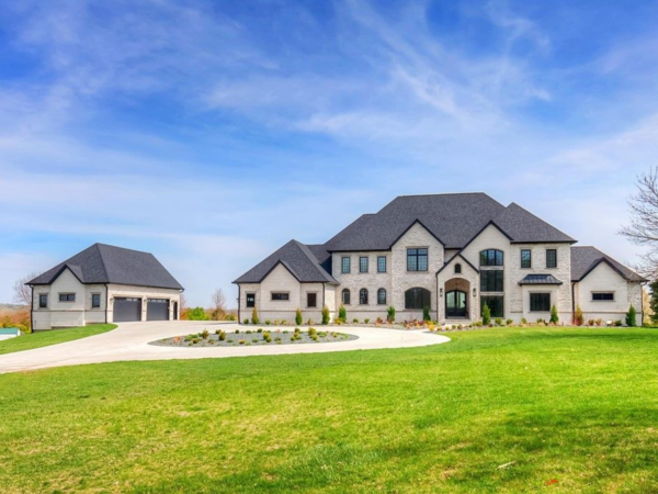 25-Acre Iowa Estate Comes With Its Own Private Golf Course