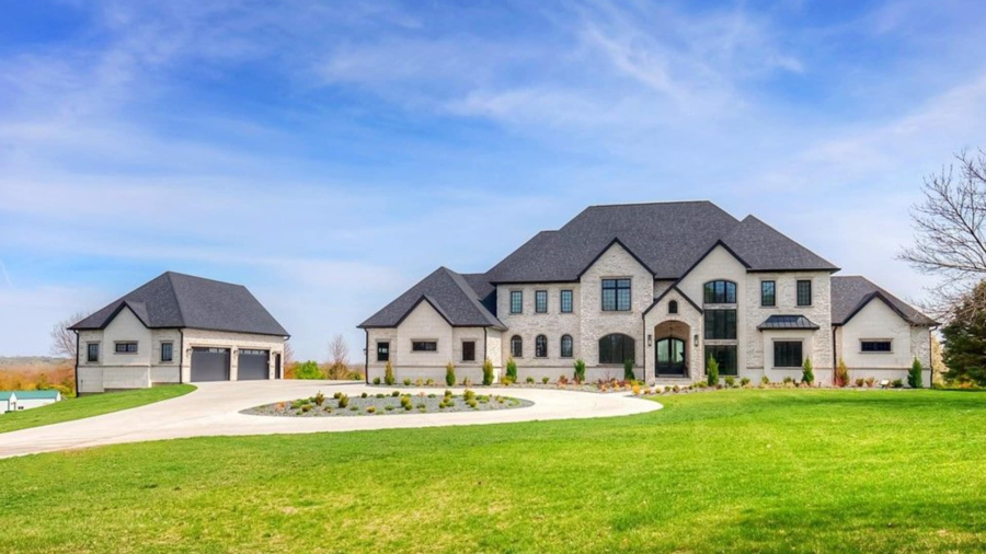 25-Acre Iowa Estate Comes With Its Own Private Golf Course