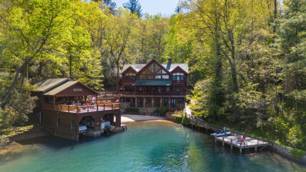 Lakefront Georgia Estate With Carriage House And Boathouse