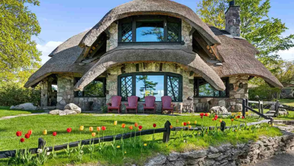 The Thatch House – A Fairytale-Like Home In Michigan