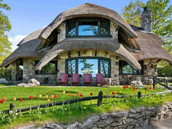 The Thatch House – A Fairytale-Like Home In Michigan