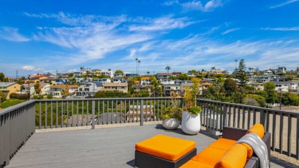 A Mid-Century Modern Home on the Bluffs of Playa del Rey