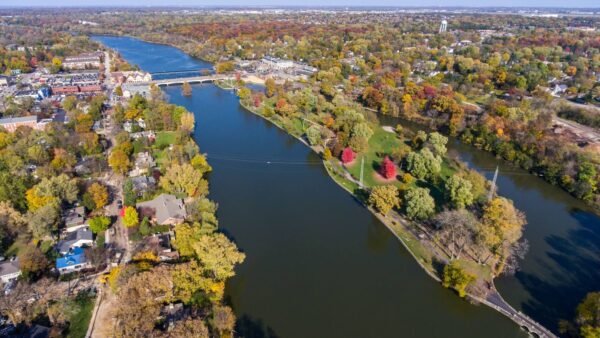 Lamar Buys Affluent Chicago Suburb Retail Center