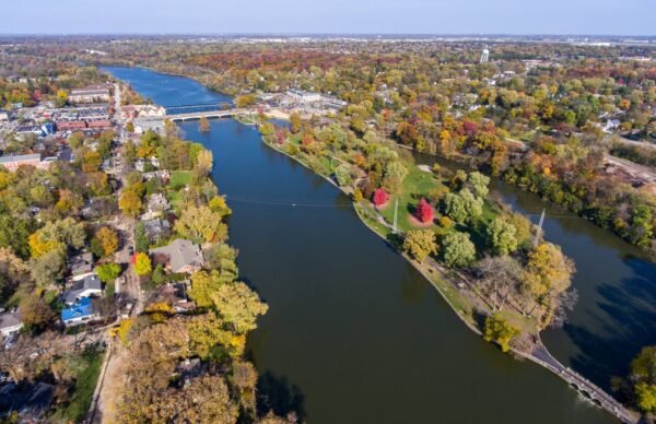 Lamar Buys Affluent Chicago Suburb Retail Center