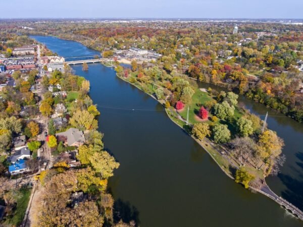 Lamar Buys Affluent Chicago Suburb Retail Center