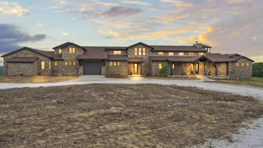 Missouri Home For Sale On 5 Acres With An Indoor Pool