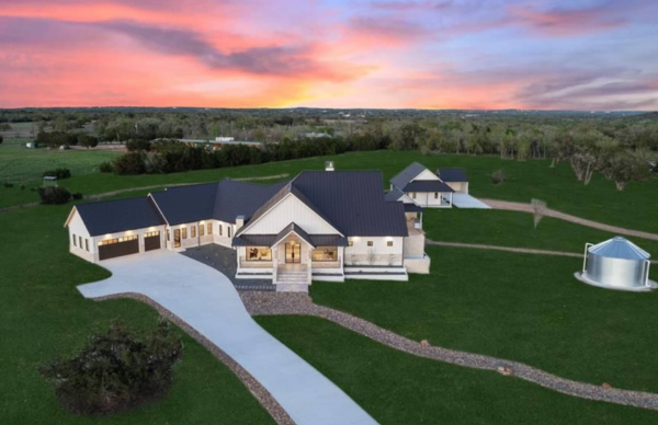 12 Acre Texas Estate Comes With Guest Casita And Pool