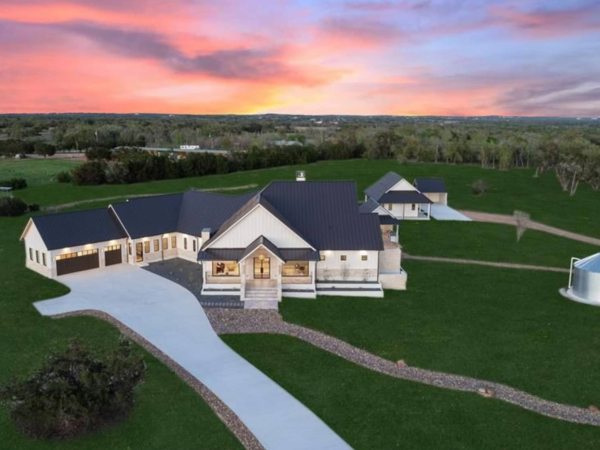 12 Acre Texas Estate Comes With Guest Casita And Pool