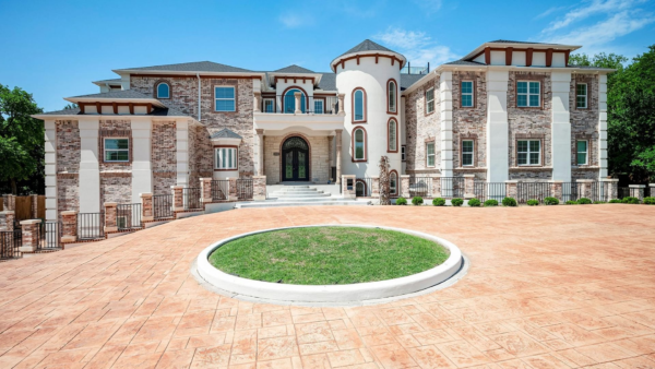 This Texas Home Comes With 17 Bathrooms And Rooftop Deck