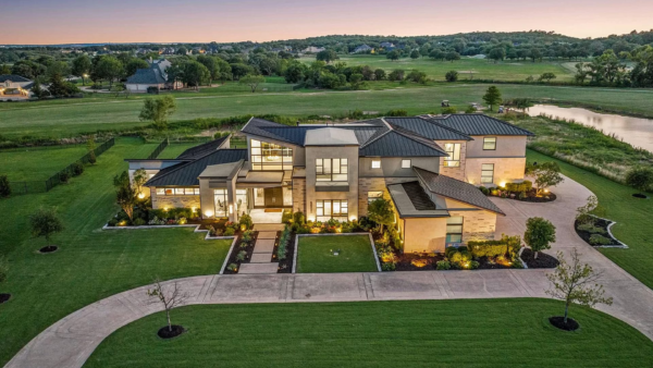Modern Texas Home In A Guard-Gated Golf Community