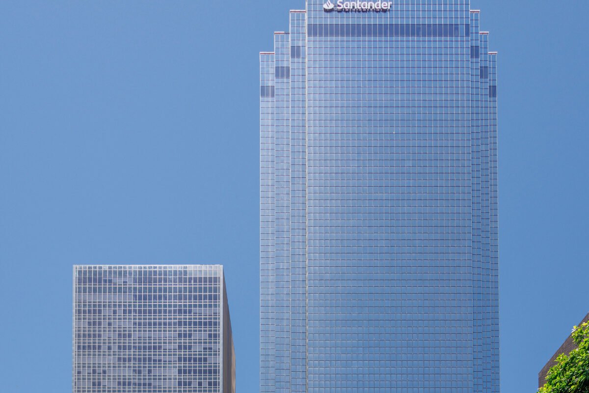 Santander Renews 211 KSF Lease in Downtown Dallas