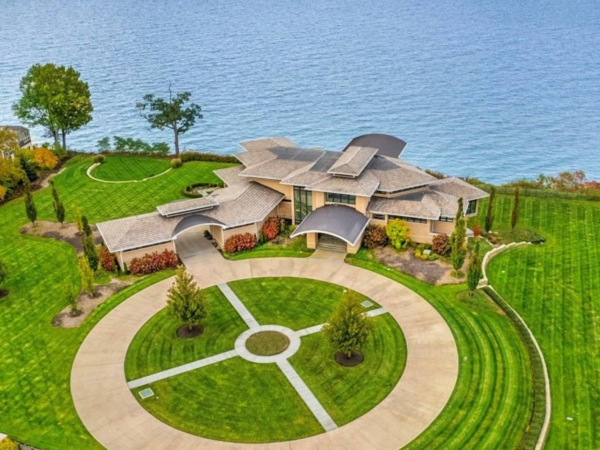 Contemporary Style Lakefront Home In Bay Village, Ohio