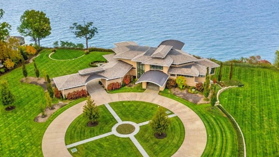 Contemporary Style Lakefront Home In Bay Village, Ohio