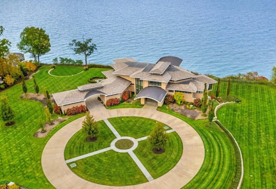 Contemporary Style Lakefront Home In Bay Village, Ohio