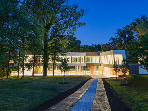 Modern New Build In Pennsylvania Lists For .5 Million