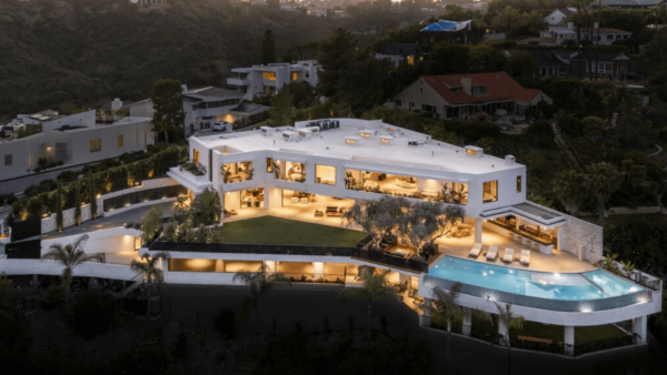 Modern Los Angeles New Build Comes With 16 Bathrooms