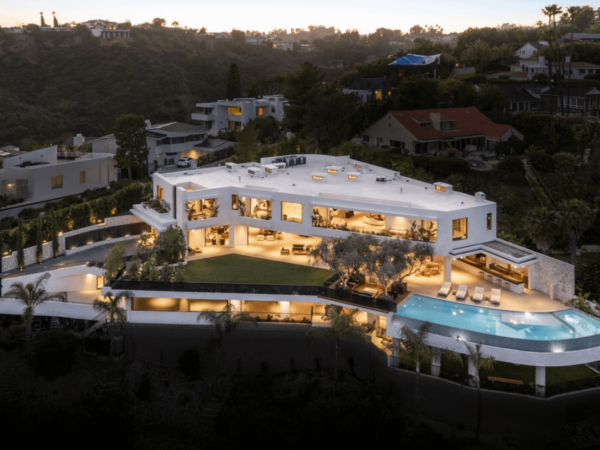 Modern Los Angeles New Build Comes With 16 Bathrooms