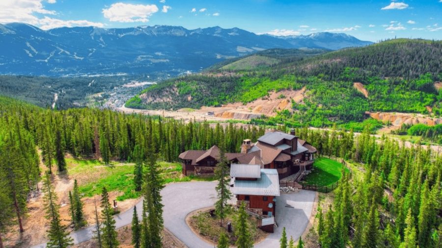 Log Home On 10 Acres With Stunning Mountain Views