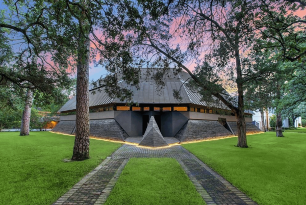The “Darth Vader House” Lists In Houston, Texas (PHOTOS)