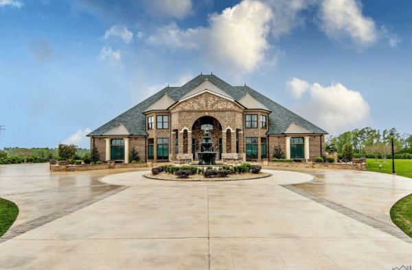 8 Acre Estate In Houma, Louisiana With Pond (PHOTOS)