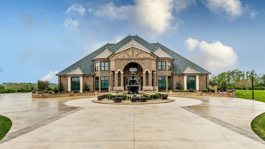 8 Acre Estate In Houma, Louisiana With Pond (PHOTOS)
