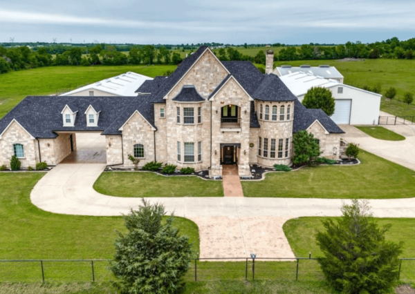 15-Acre Texas Estate With Barn, Two Storage Buildings & Pond