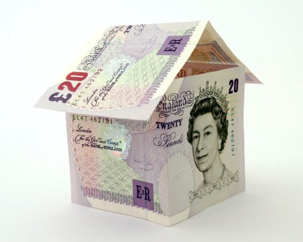 Property buying firm seeks to deter sellers from using an estate agent with ‘instant cash offer’