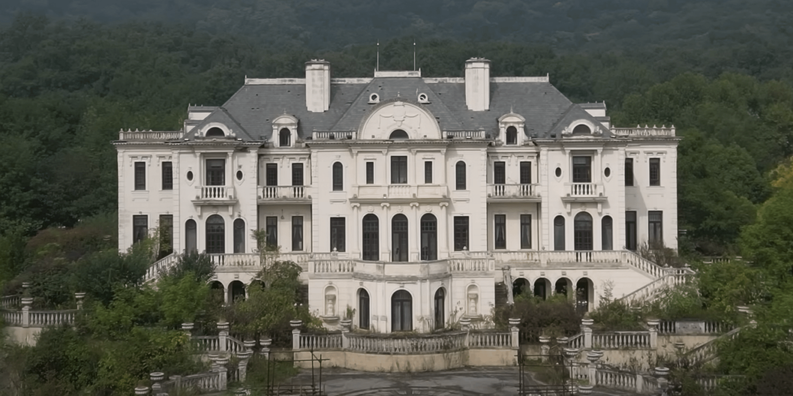 Inside An Abandoned Mega Mansion In China (VIDEO TOUR)
