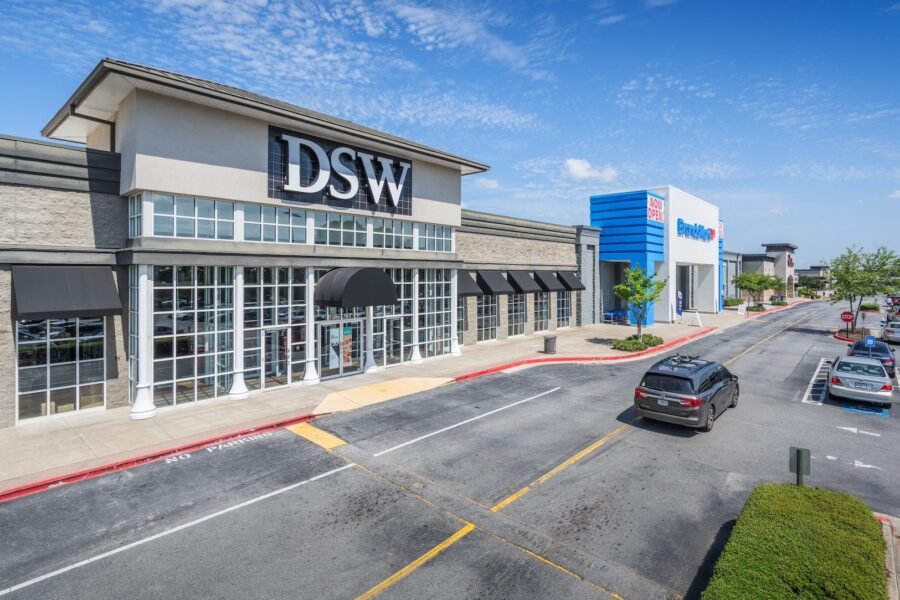 Atlanta Shopping Center Commands M