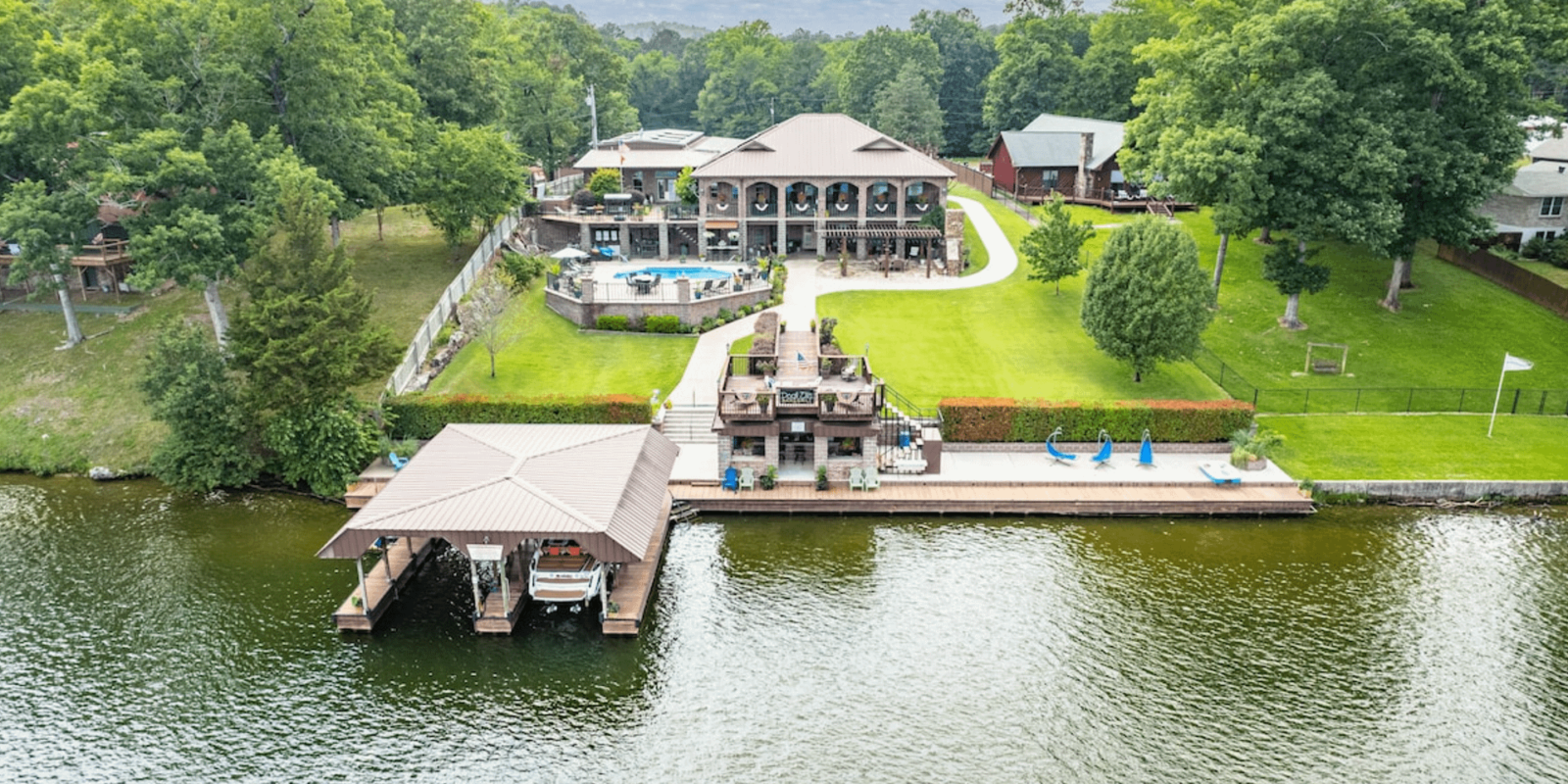 A Luxury Lakefront Rental In Arkansas (PHOTOS)