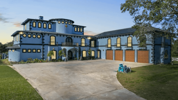 10 Bathroom Texas Home With Unique Interior (PHOTOS)