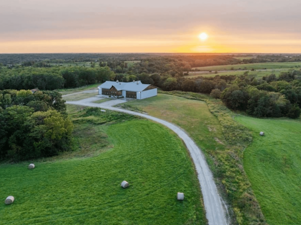 Barndominium On 180 Acres In Douds, Iowa (PHOTOS)