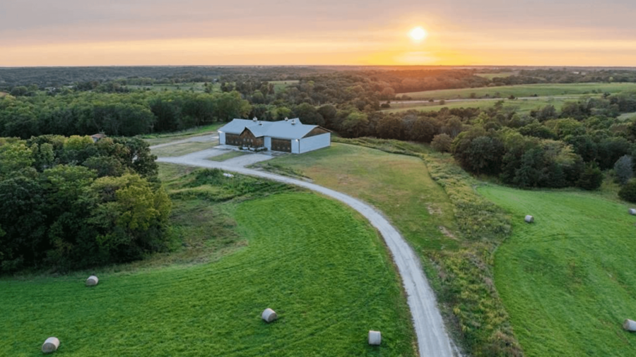 Barndominium On 180 Acres In Douds, Iowa (PHOTOS)