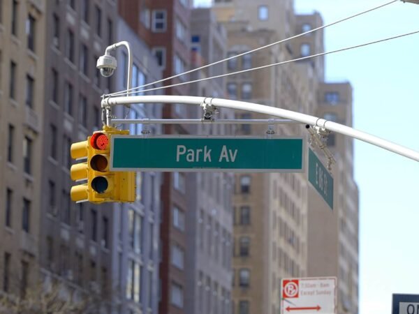 Manhattan Office Tower Sells for 0M