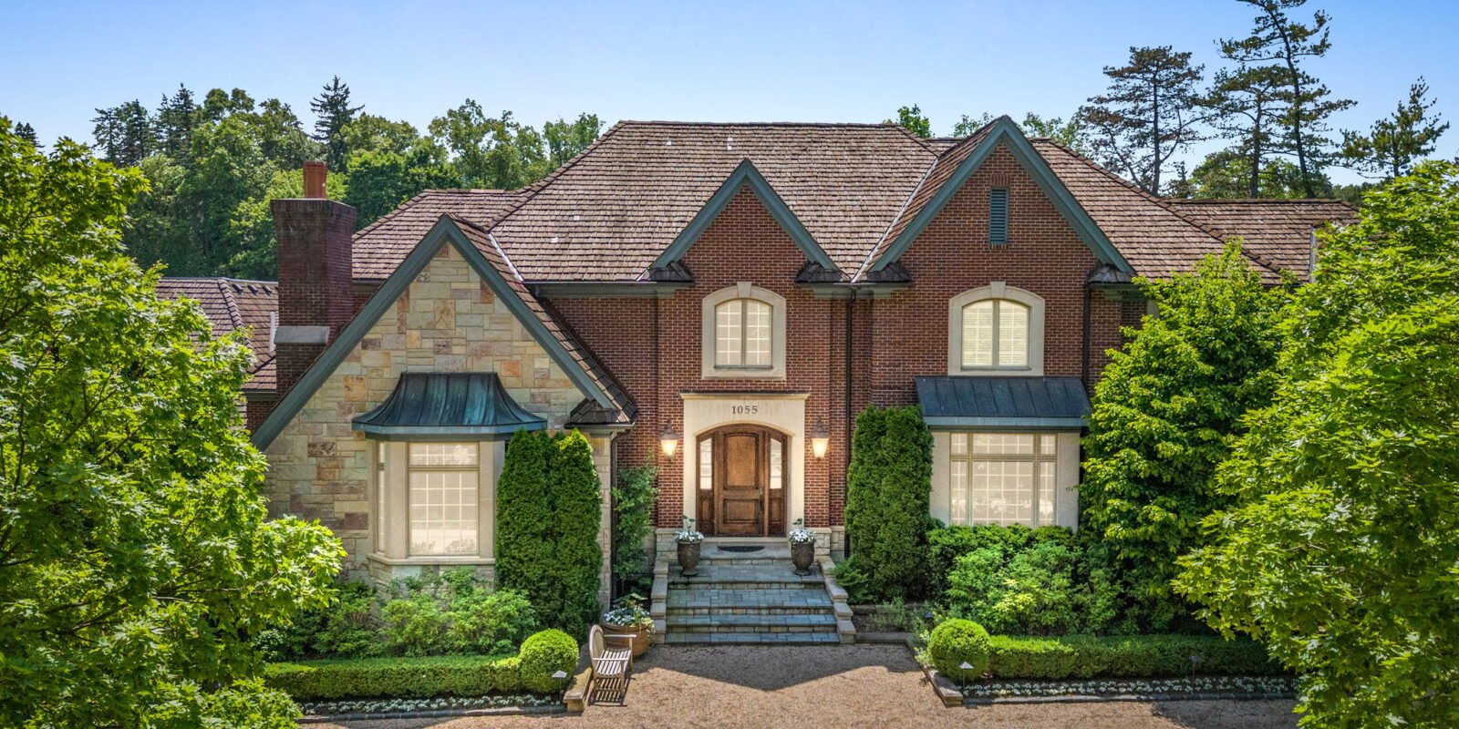 An Elegant Waterfront Estate in Michigan’s Bloomfield Hills