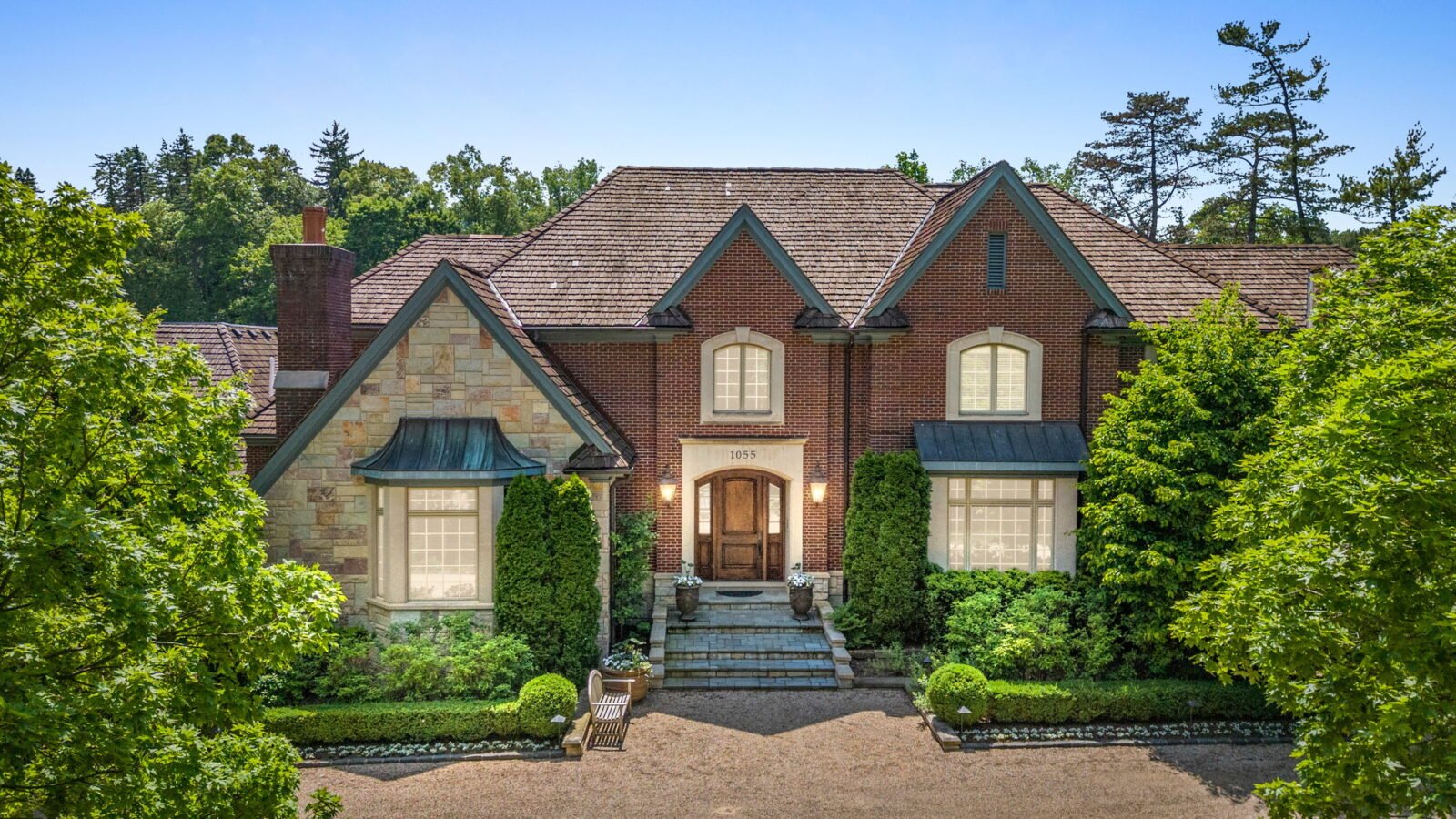 An Elegant Waterfront Estate in Michigan’s Bloomfield Hills