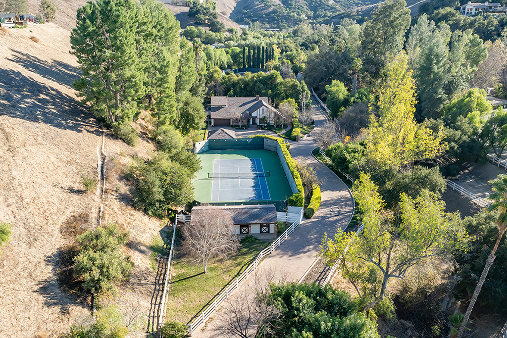 Enticing Equestrian Estate With Guest House in Hidden Hills, California