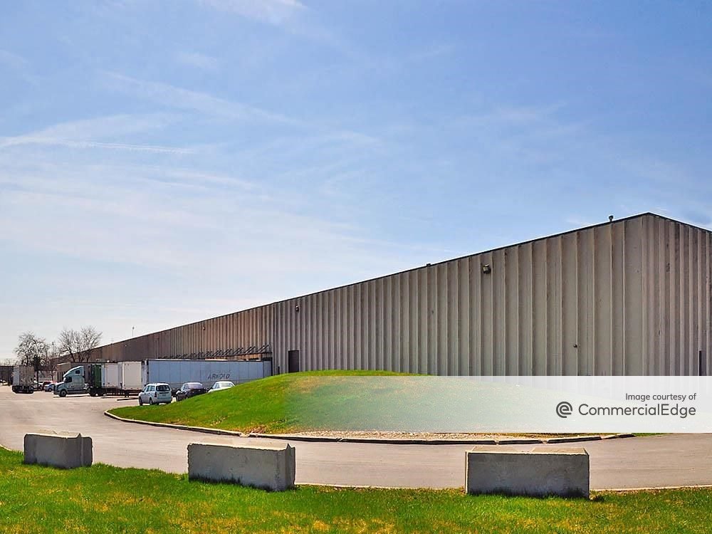 Exterior shot of an industrial building at 6220 W. 73rd St., in Bedford Park, Ill.