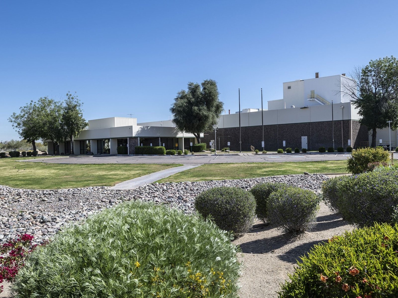 Outside shot of the warehouse at 165 S. Price Road in Chandler, Ariz.