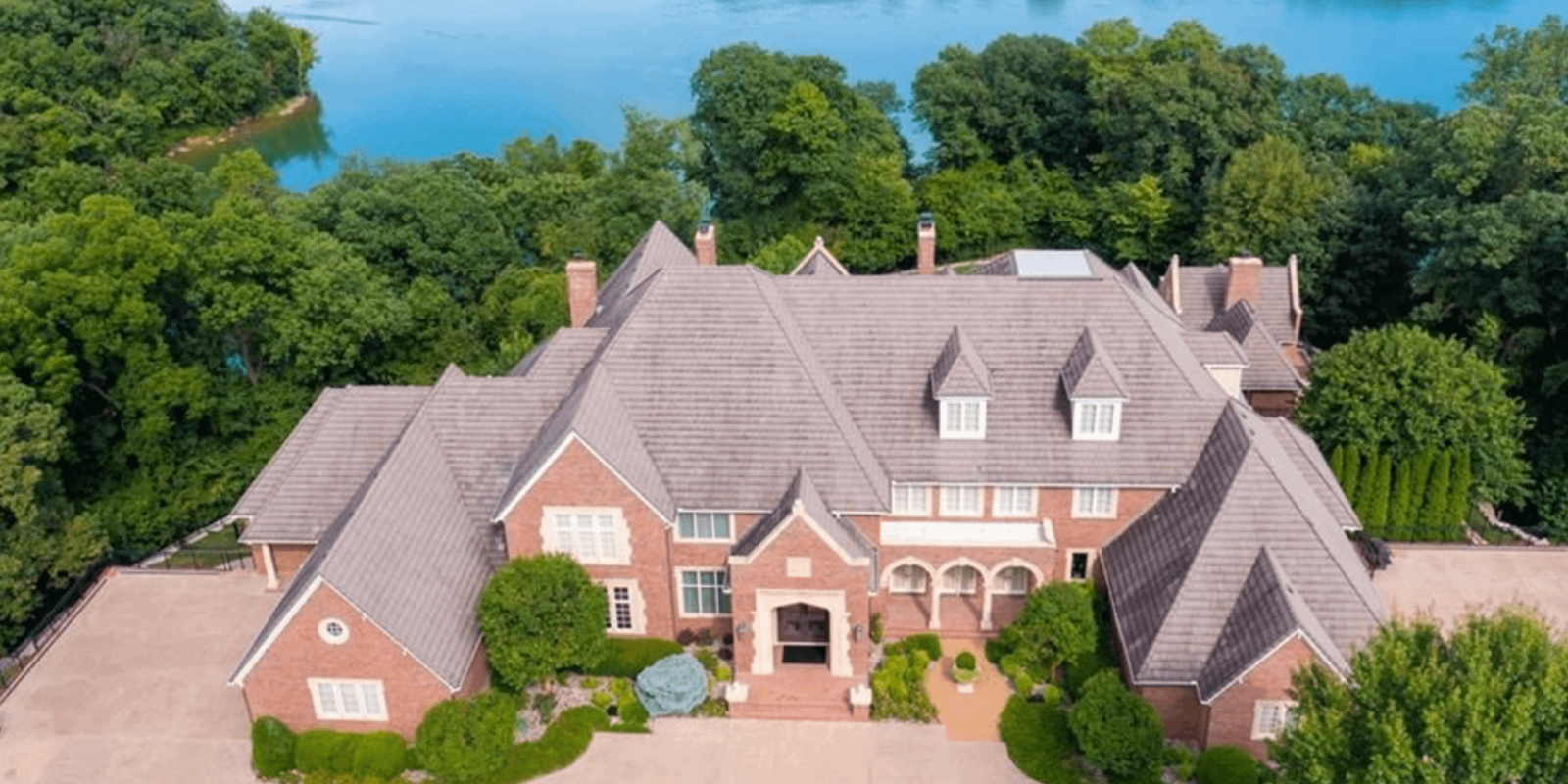 Lakefront Brick Home In Parkville, Missouri (PHOTOS)