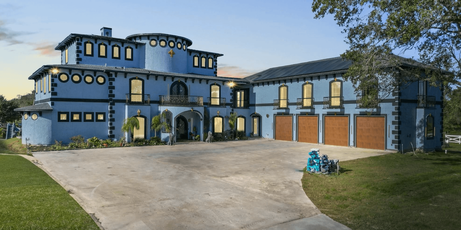 10 Bathroom Texas Home With Unique Interior (PHOTOS)