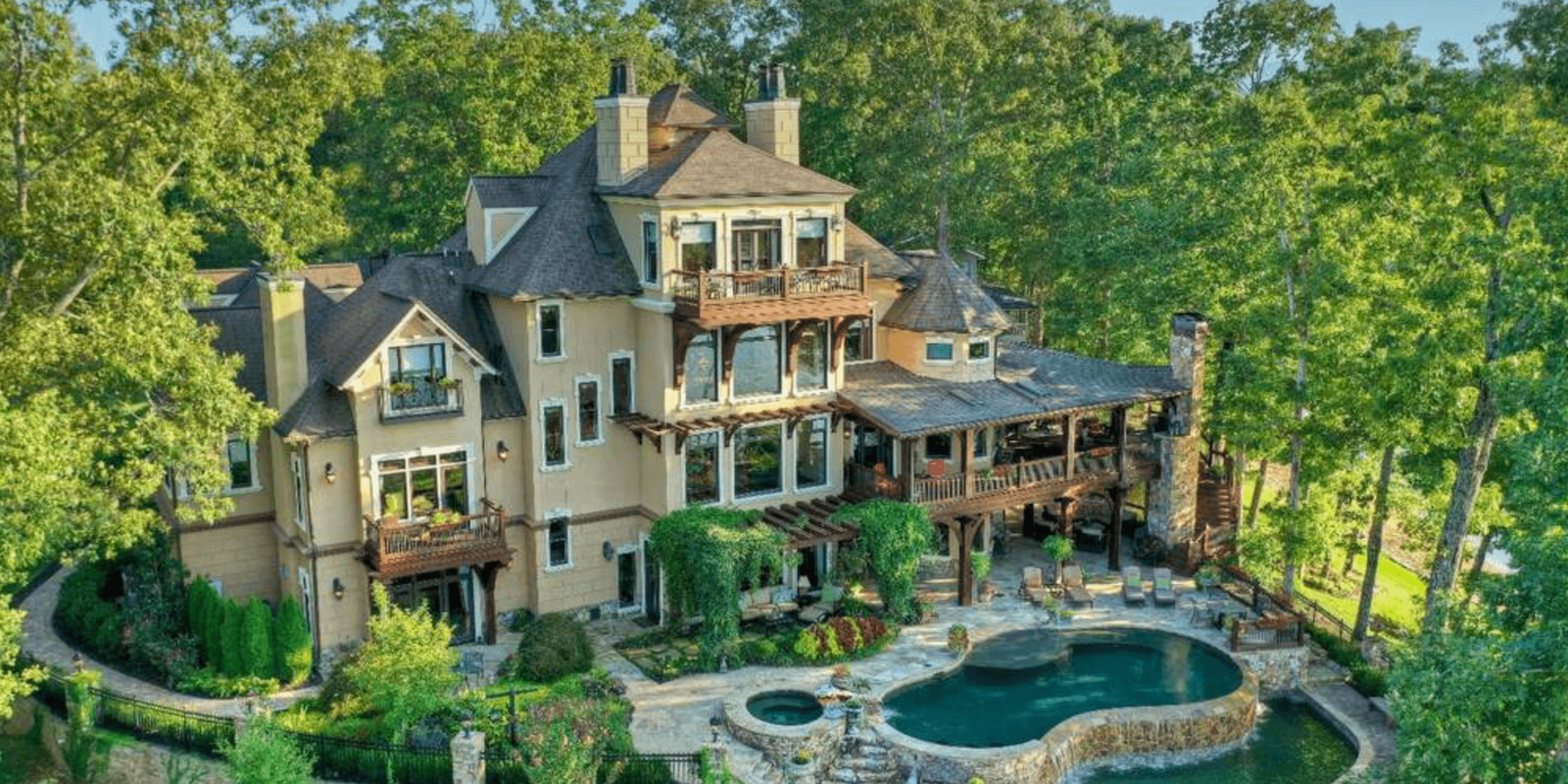 Lakefront Home In Blue Ridge, Georgia (PHOTOS)